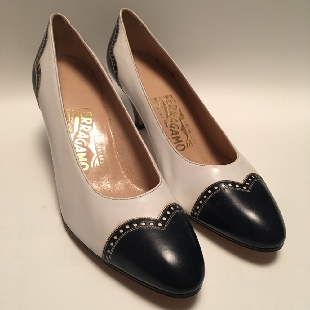 Salvatore Ferragamo wing tipped, navy Vintage pump - Picture 1 of 8